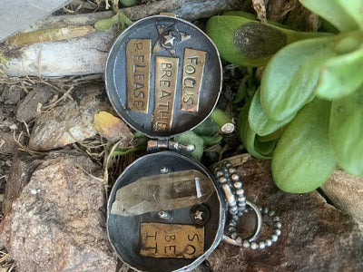 Silber Medaillon | Handgefertigt aus recyceltem Silber | Dreifach-Mondin & Baum des Lebens | Mit Bergkristall