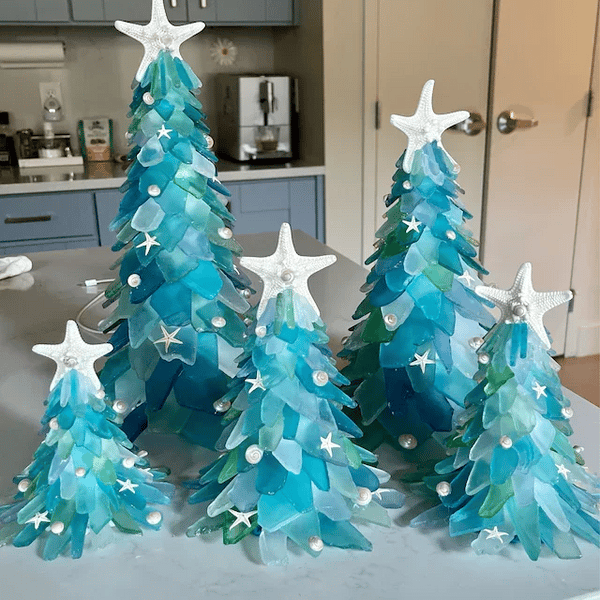 Weihnachtsbaum aus Meerglas-Imitat | Handgefertigt | Blau-Grün-Türkis | Mit Muscheln & Seesternen