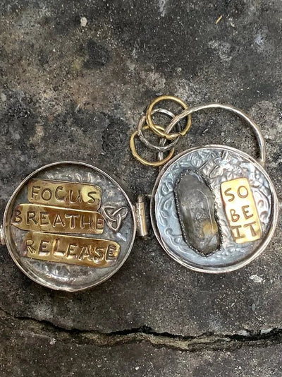 Silber Medaillon | Handgefertigt aus recyceltem Silber | Dreifach-Mondin & Baum des Lebens | Mit Bergkristall