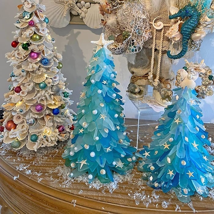 Weihnachtsbaum aus Meerglas-Imitat | Handgefertigt | Blau-Grün-Türkis | Mit Muscheln & Seesternen