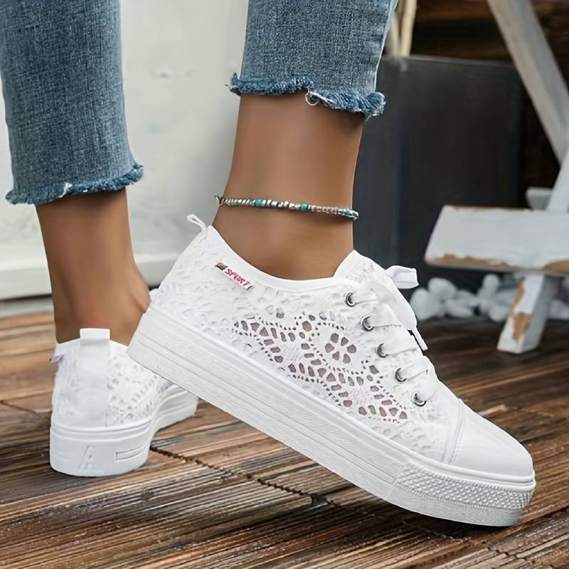 Schicke und luftige Spitzensneaker