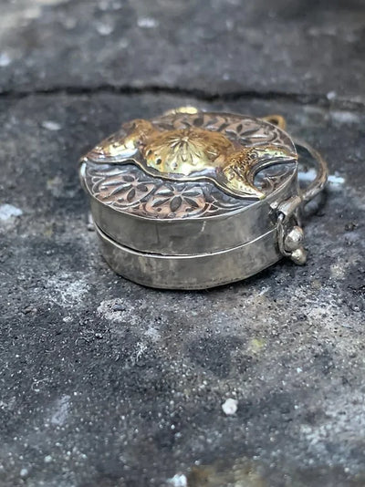 Silber Medaillon | Handgefertigt aus recyceltem Silber | Dreifach-Mondin & Baum des Lebens | Mit Bergkristall