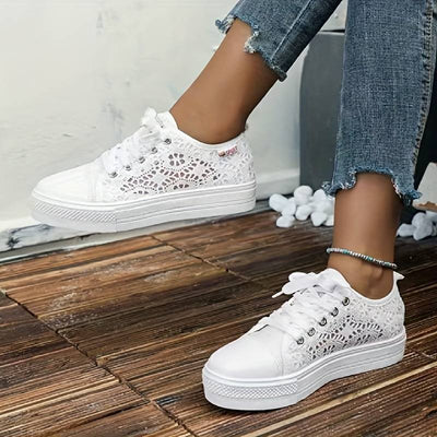 Schicke und luftige Spitzensneaker