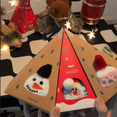 Weihnachts-Socken im Geschenkbox-Design | Flauschige Haus- & Kuschelsocken | Universalgröße