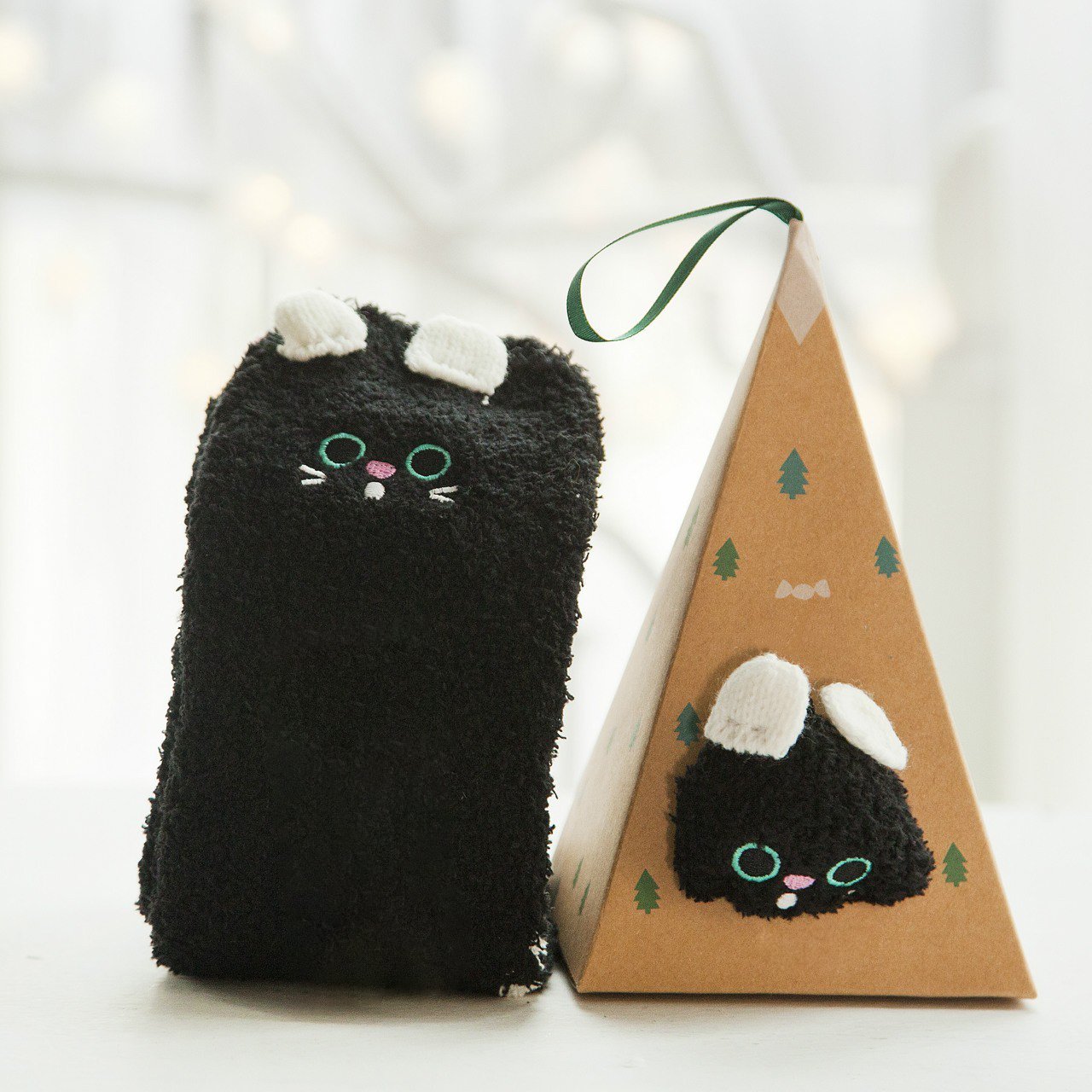 Weihnachts-Socken im Geschenkbox-Design | Flauschige Haus- & Kuschelsocken | Universalgröße