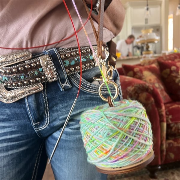 Tragbarer Garnhalter | Drehbare Spindel | Holz & BPA-freier Kunststoff | YarnMate