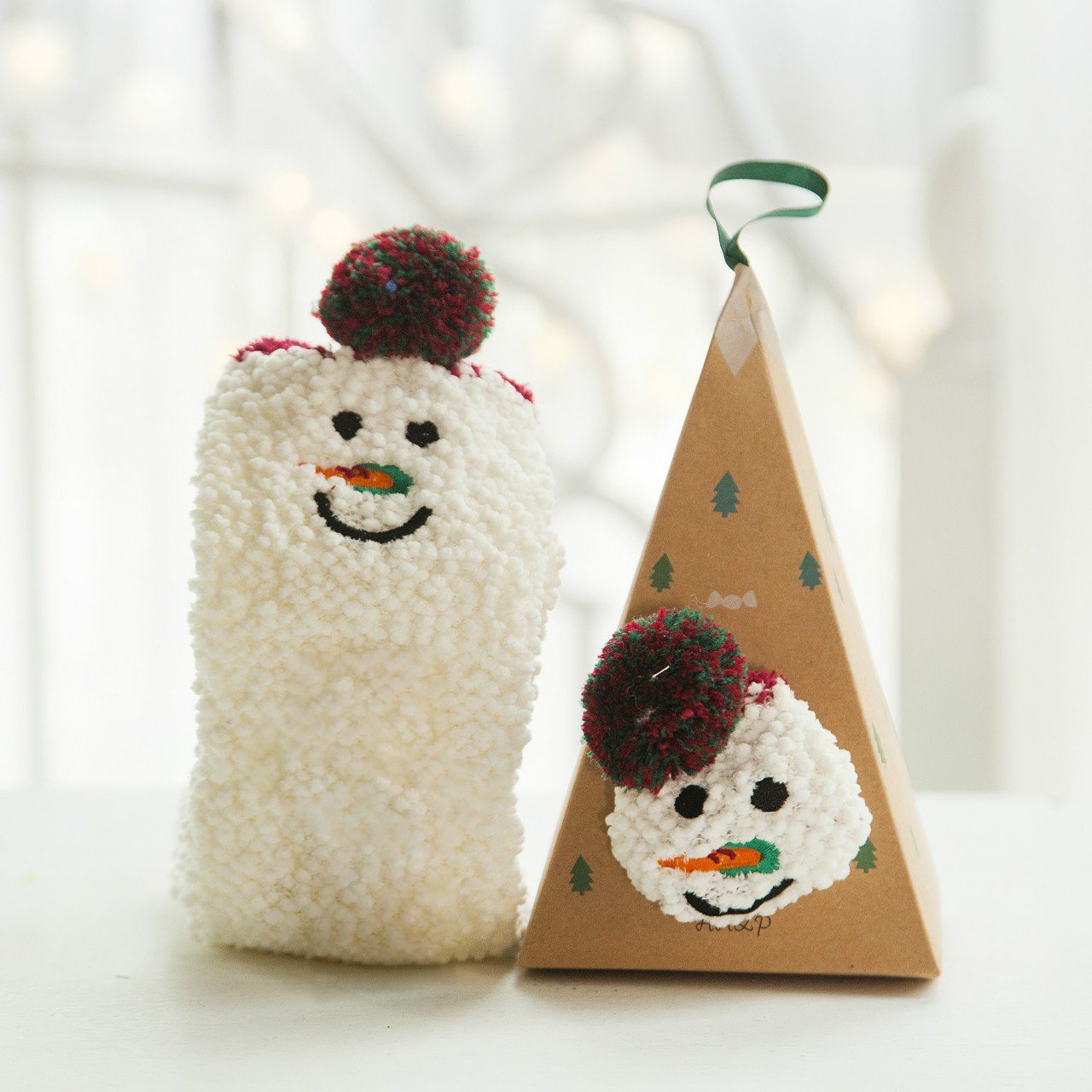 Weihnachts-Socken im Geschenkbox-Design | Flauschige Haus- & Kuschelsocken | Universalgröße