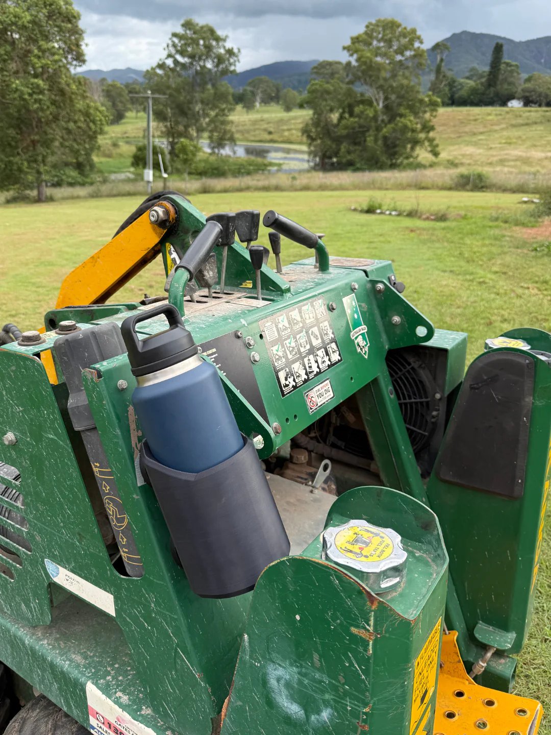 Magnetischer Flaschenhalter | Starker Halt & Geräuschfreie Aufbewahrung | 3D-gedruckt & UV-beständig | Für Werkstatt, Auto & Fitness