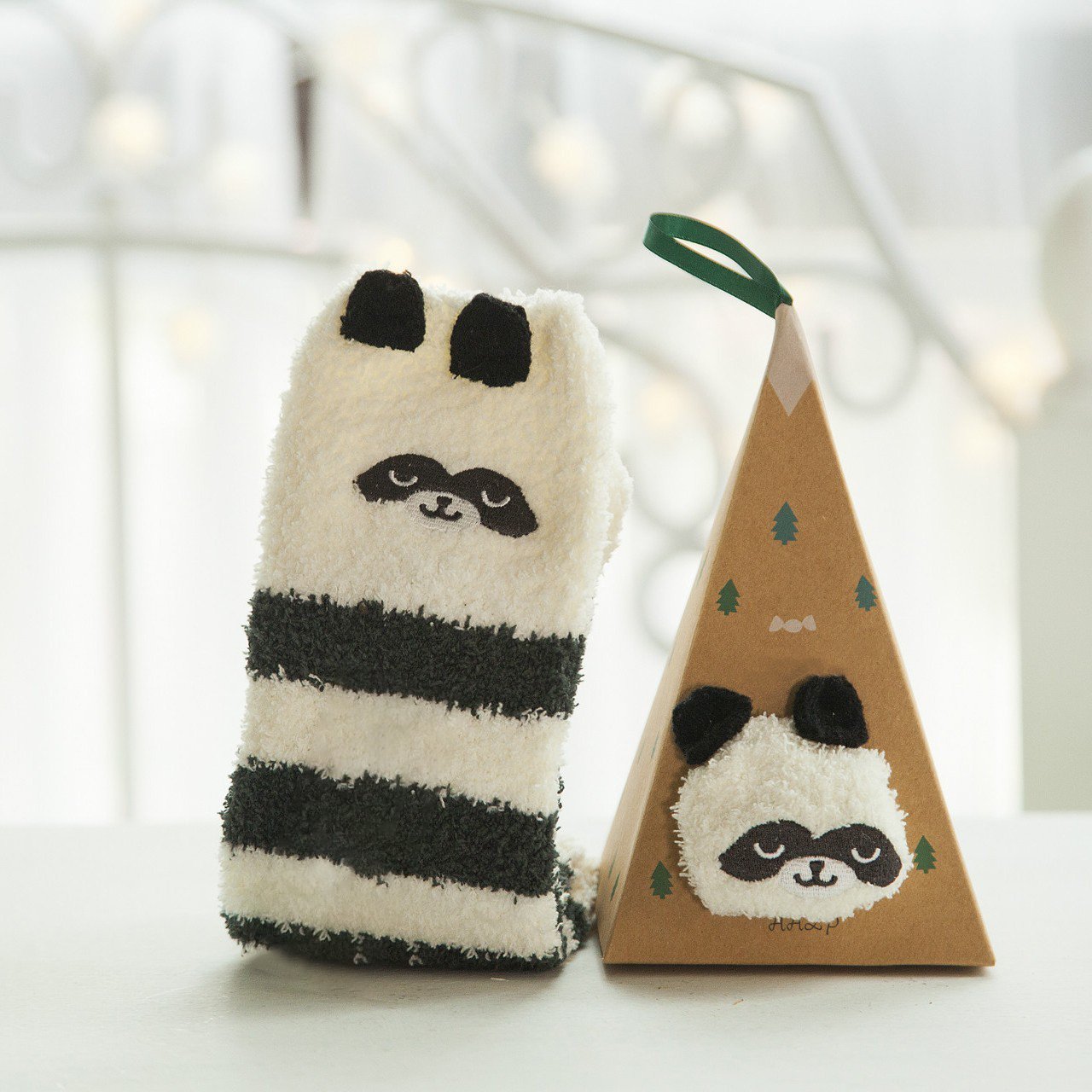 Weihnachts-Socken im Geschenkbox-Design | Flauschige Haus- & Kuschelsocken | Universalgröße