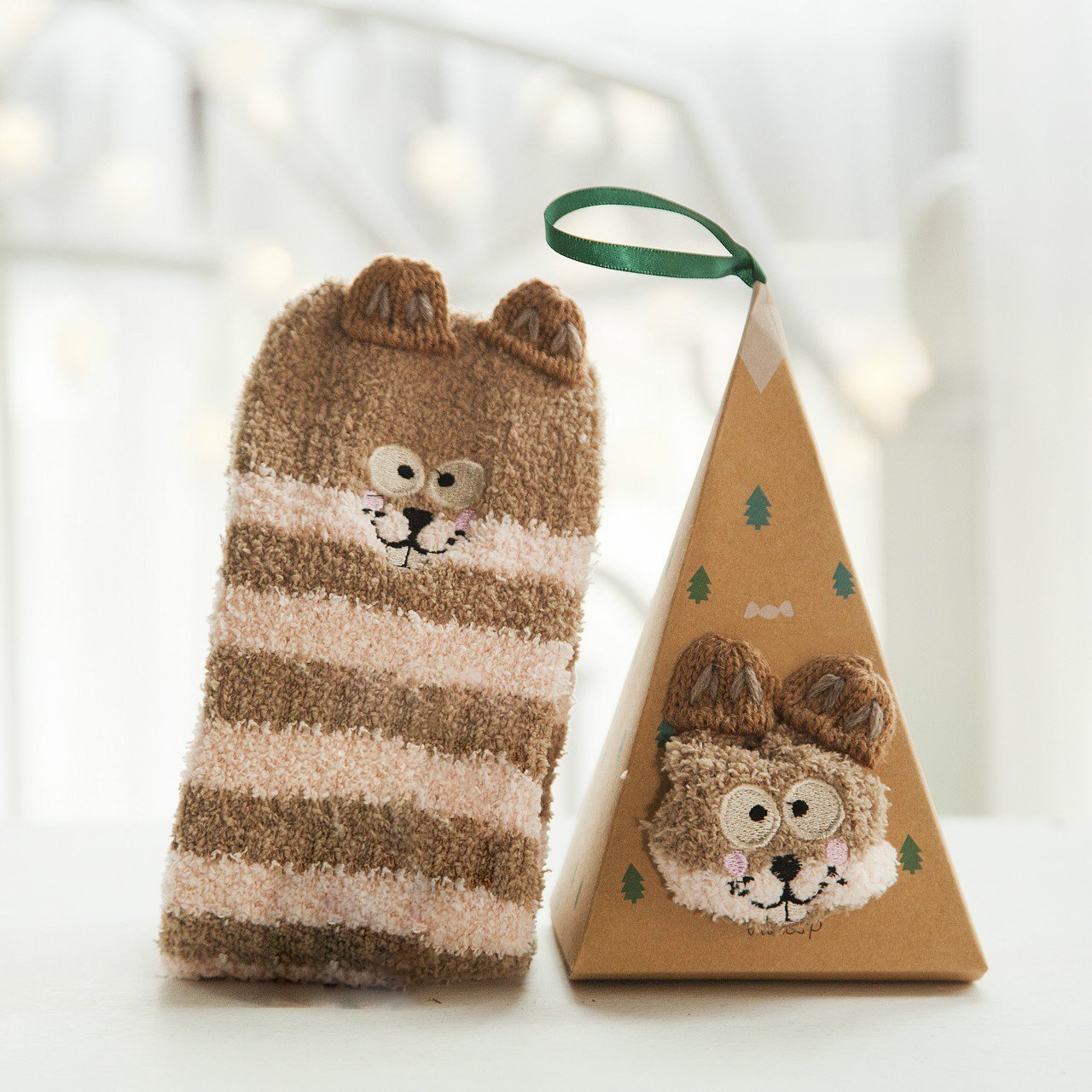 Weihnachts-Socken im Geschenkbox-Design | Flauschige Haus- & Kuschelsocken | Universalgröße