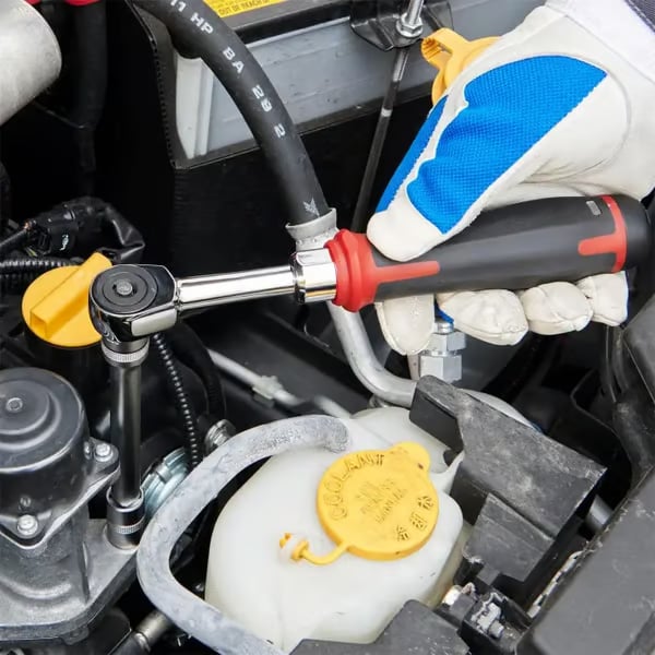 Elektrische Ratsche | Kompaktes Design mit 6° Vorschubwinkel | 31-teiliges Präzisions-Werkzeugset inkl. Tragetasche