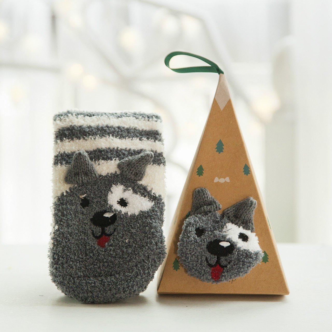 Weihnachts-Socken im Geschenkbox-Design | Flauschige Haus- & Kuschelsocken | Universalgröße