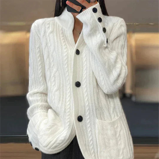 MATHILDA | Weisse Strickjacke für kalte Tage