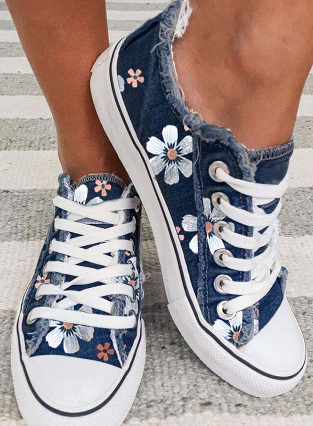 FloraWalk™ – Canvas Lace-up Sneaker with Floral Pattern